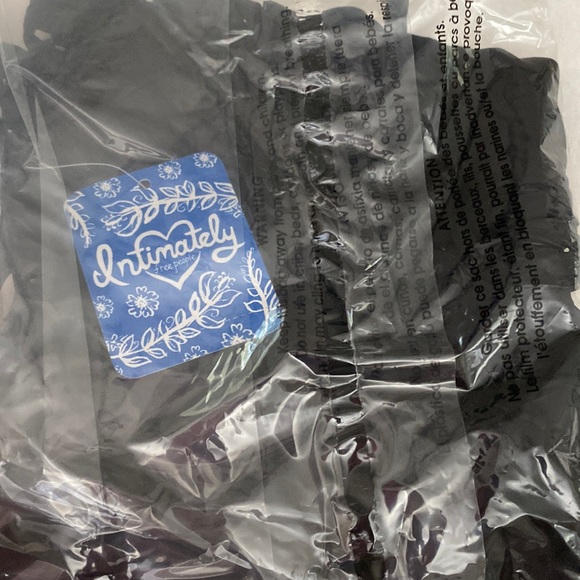 NEW WITH tags
Free People
Blouson Satin Crop Top in Black In Medium. - Picture 4 of 4